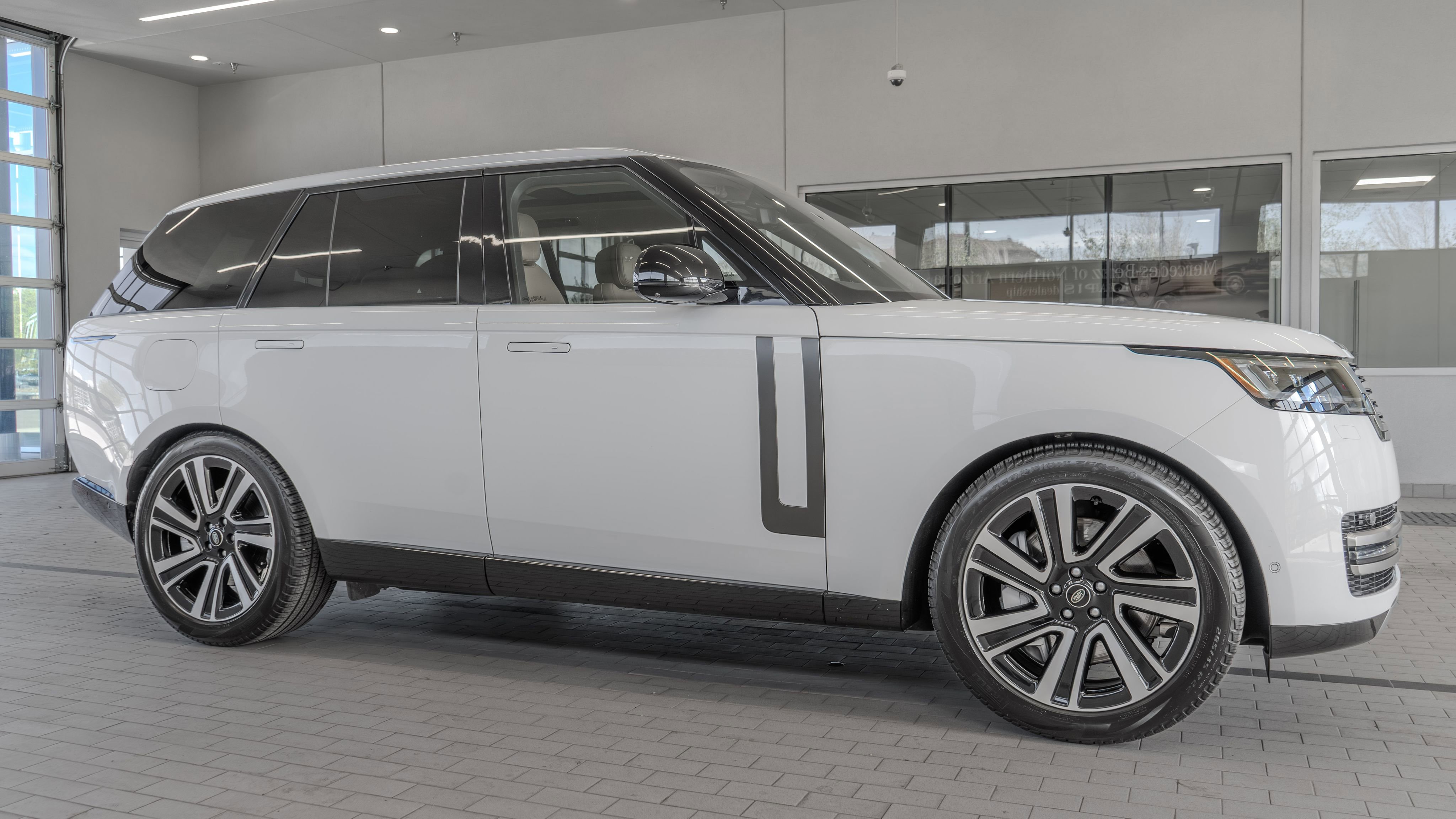 Used 2023 Land Rover Range Rover SE AWD/4WD image 12