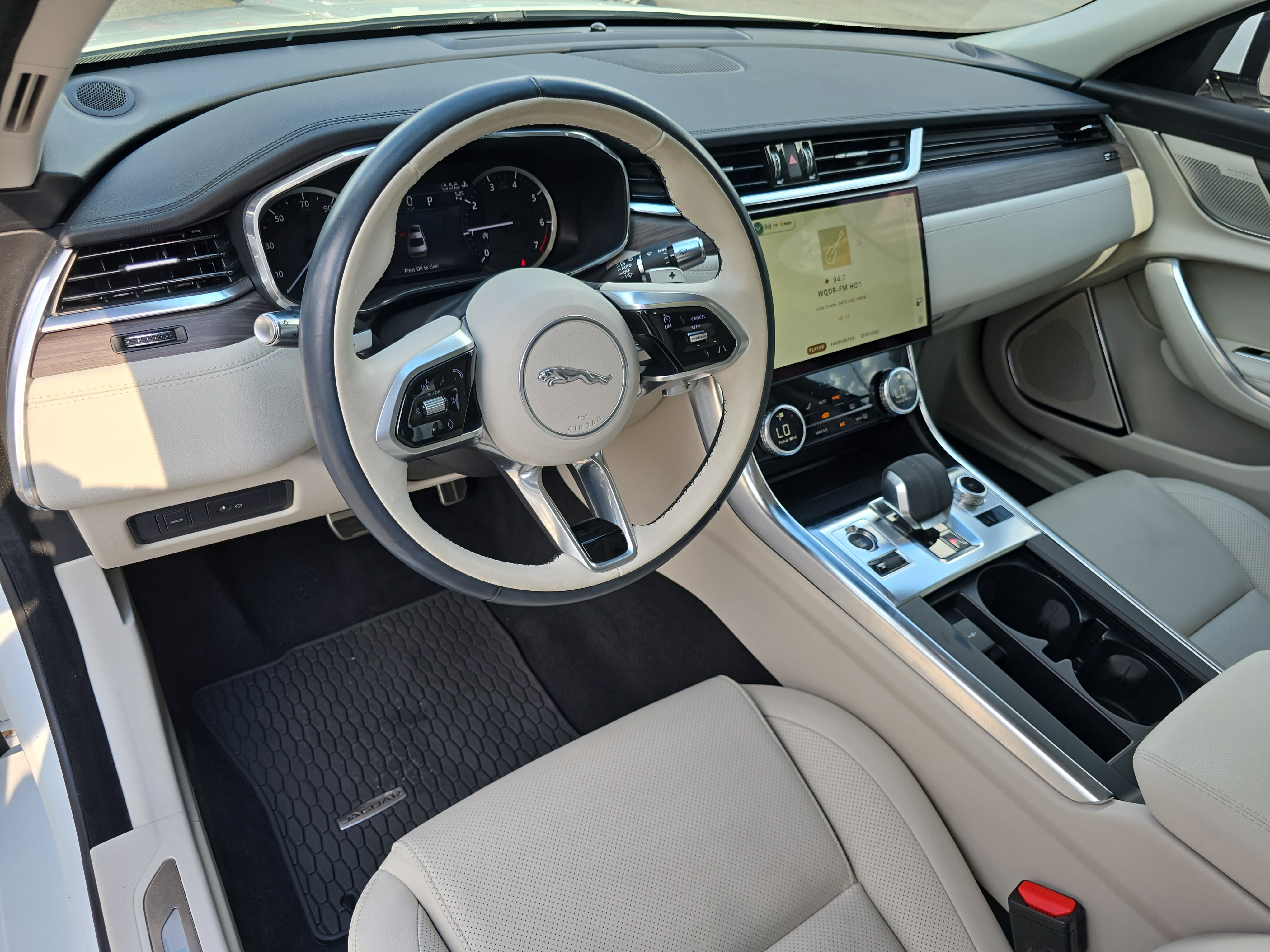 Used 2022 Jaguar XF SE RWD image 16