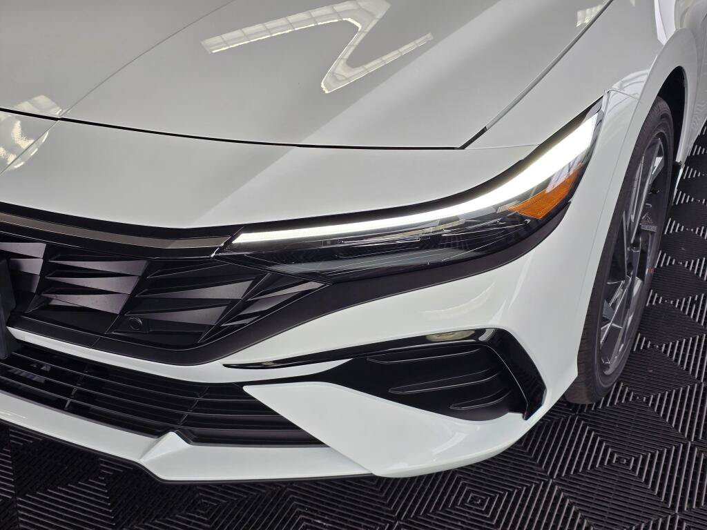 New 2026 Hyundai Elantra Limited FWD image 9