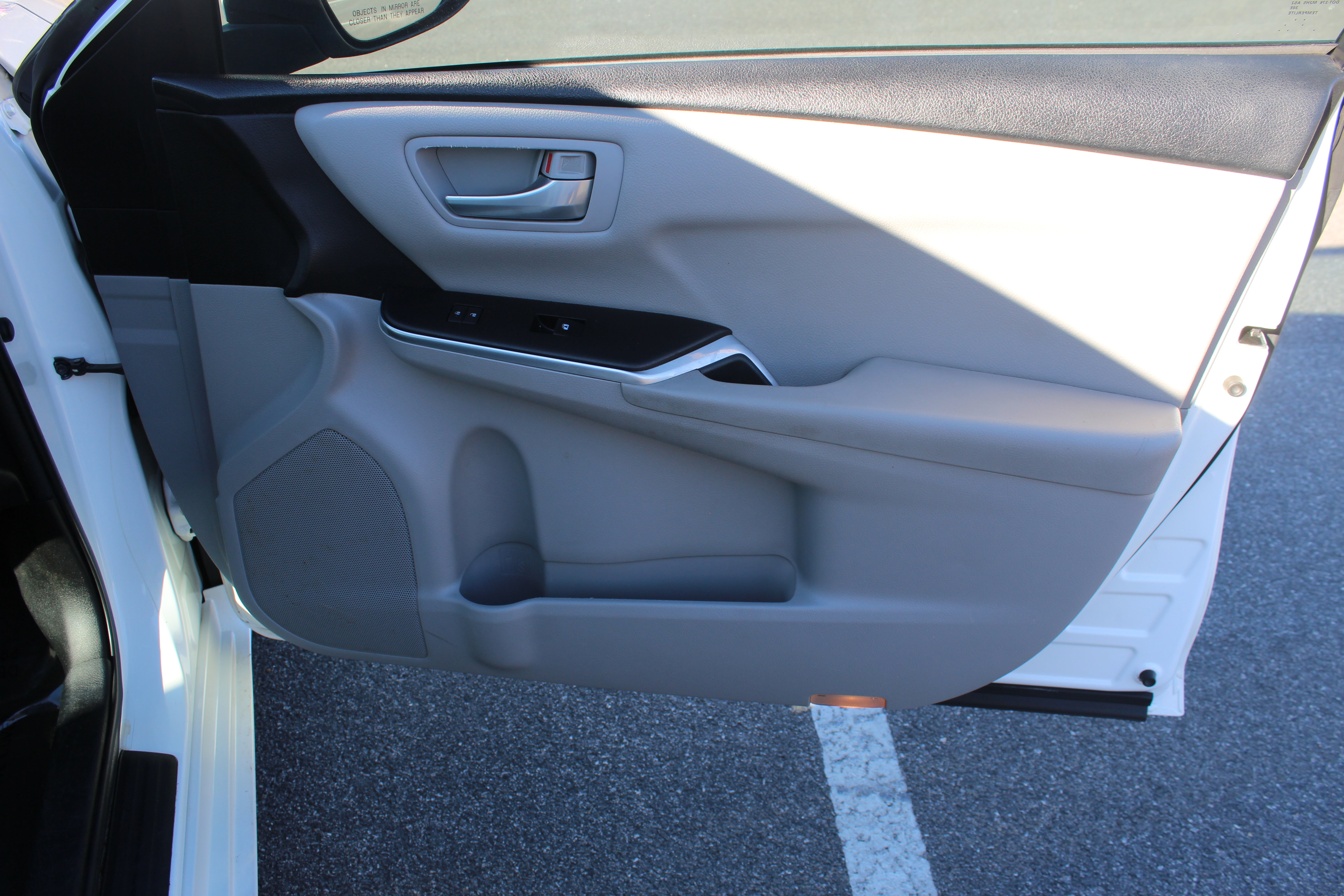 Used 2017 Toyota Camry SE w/ Moonroof Package image 50