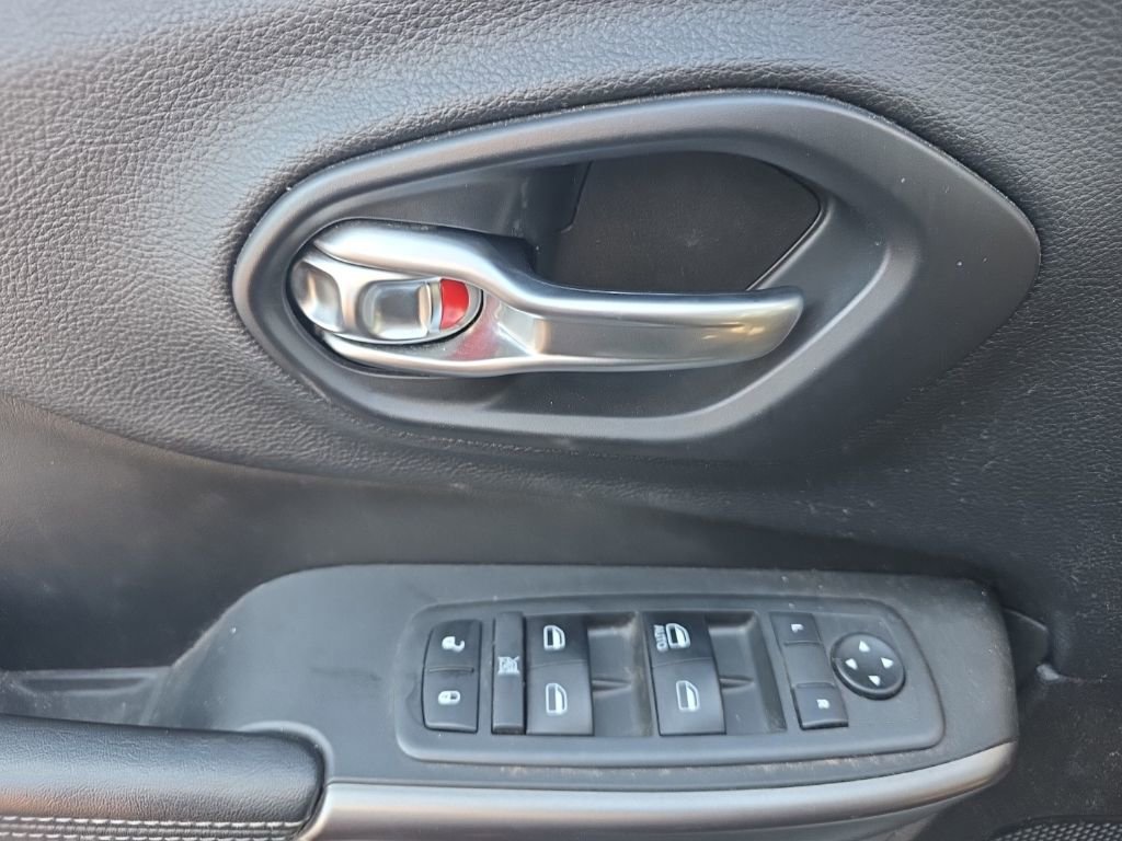 Used 2019 Jeep Cherokee Latitude w/ Popular Appearance Group image 19