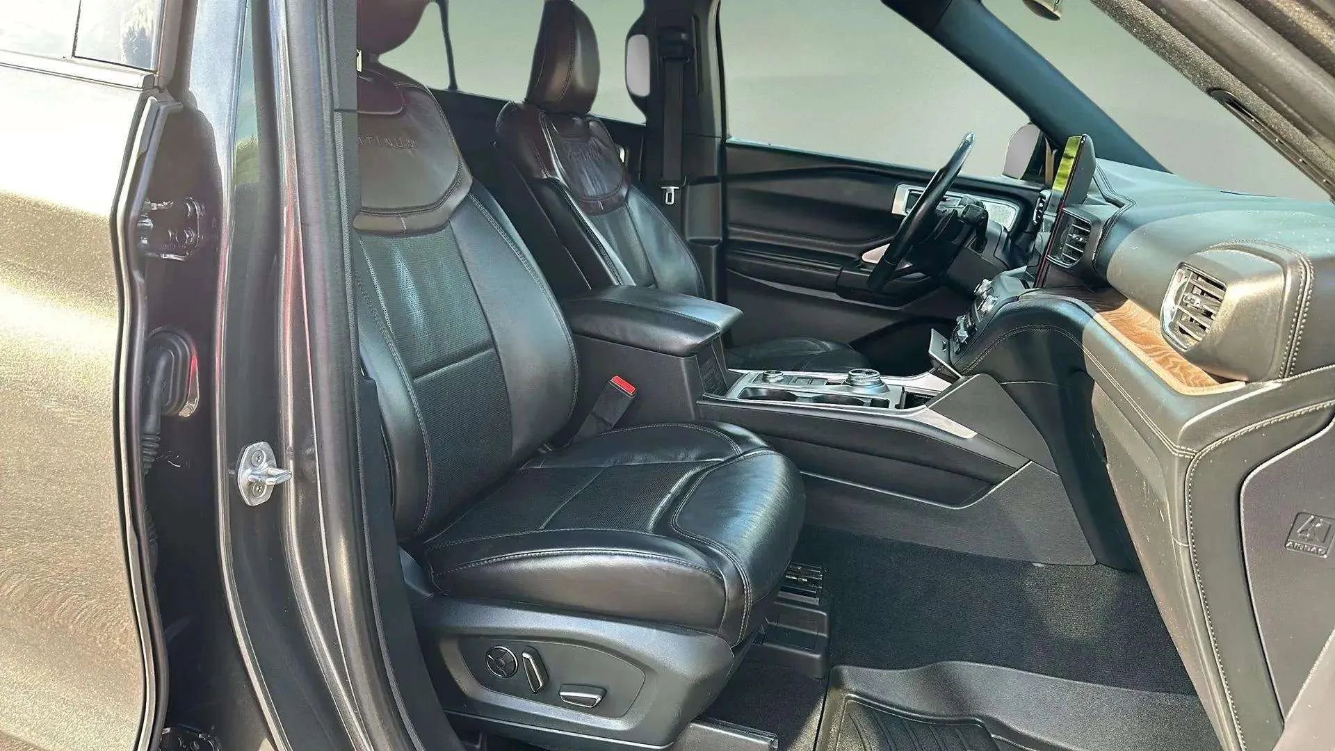 Used 2020 Ford Explorer Platinum w/ Premium Technology Package image 27