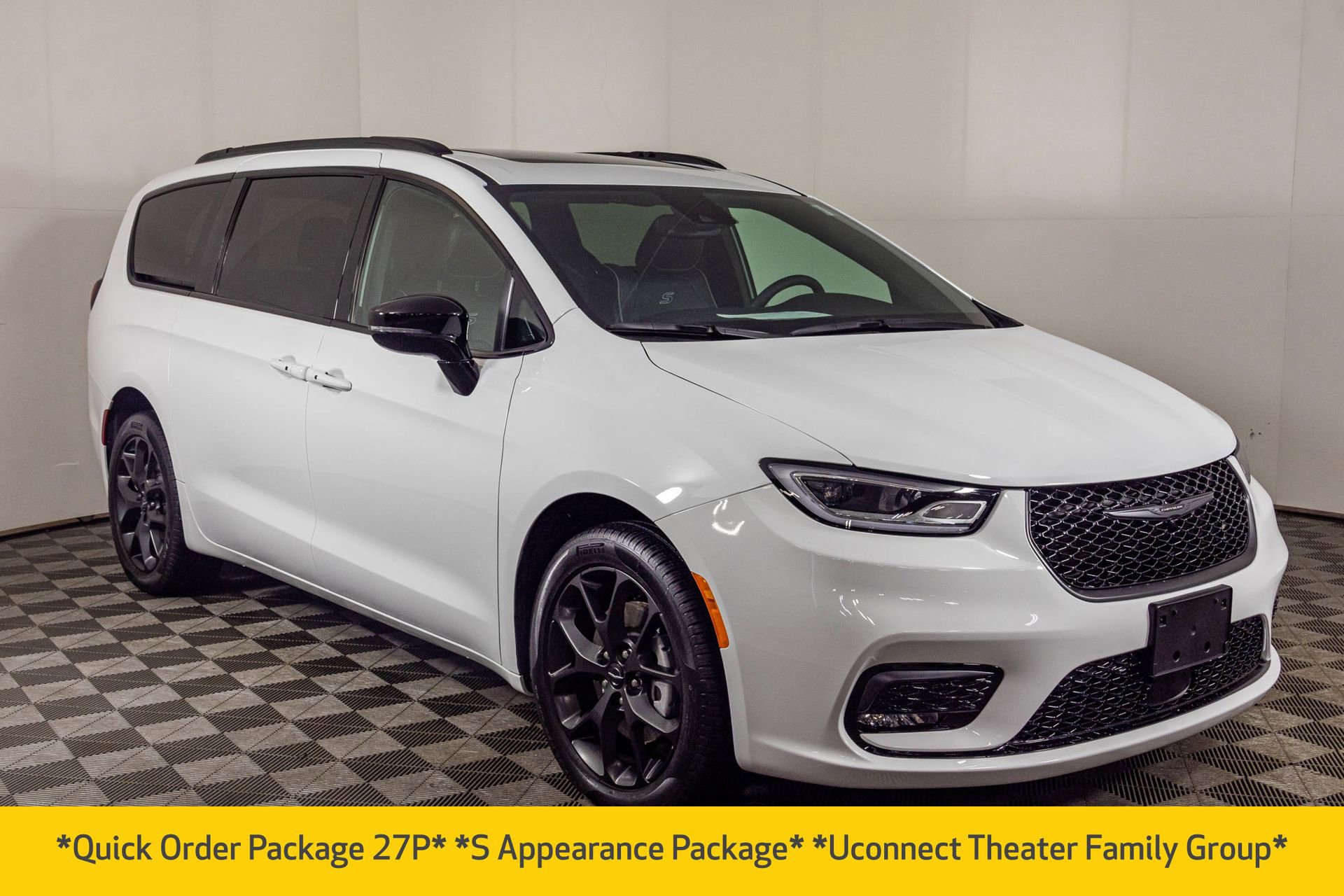 Used 2023 Chrysler Pacifica Limited w/ Uconnect Theater Family Group image 17