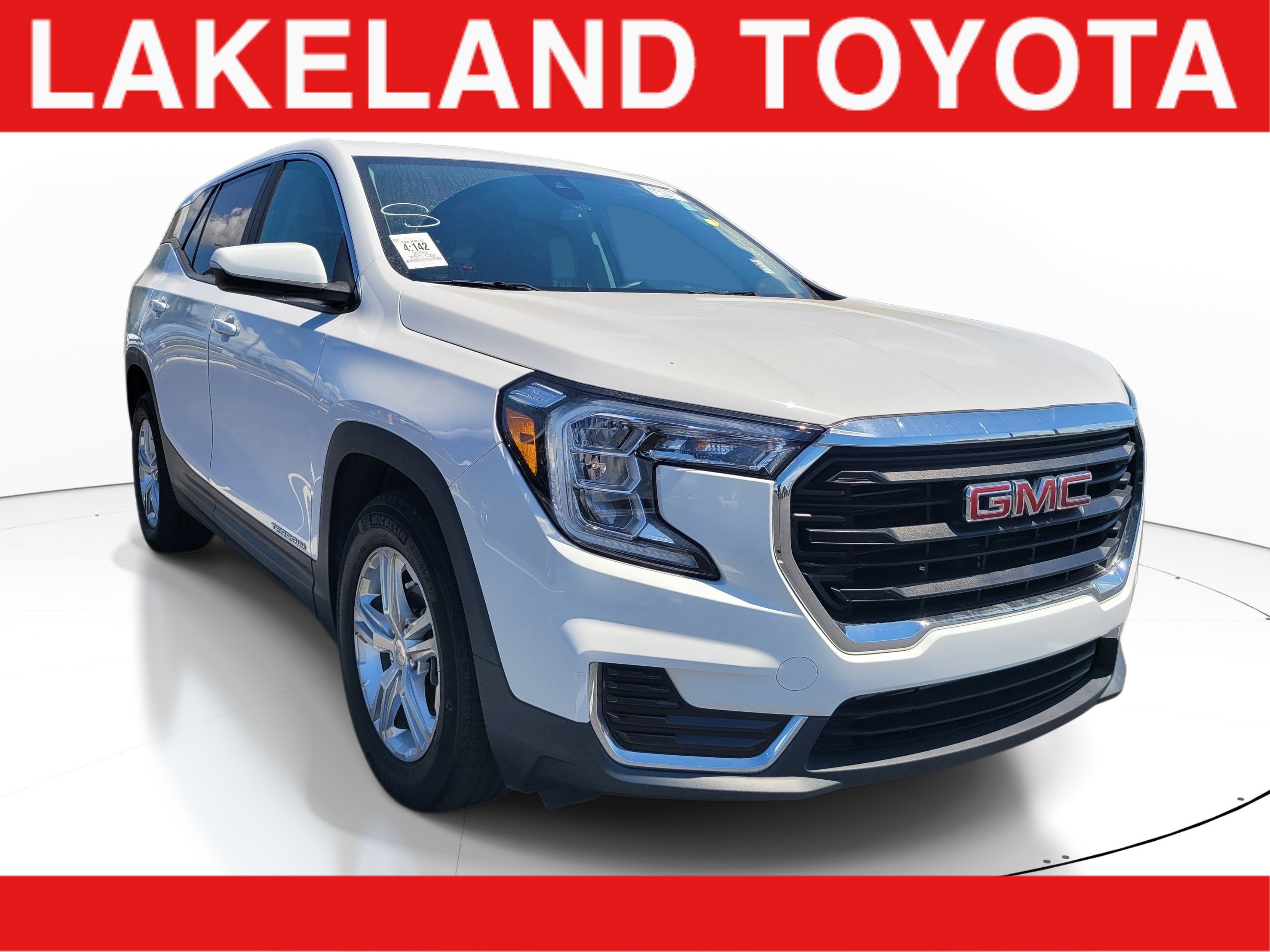 Used 2022 GMC Terrain SLE FWD image 1