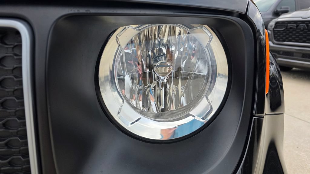 Used 2023 Jeep Renegade Latitude AWD/4WD image 9