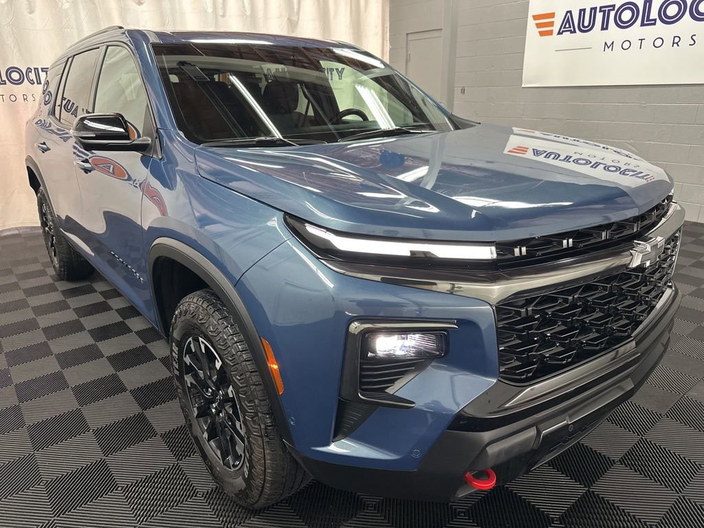 Used 2025 Chevrolet Traverse Z71 w/ Enhanced Driving Package image 2