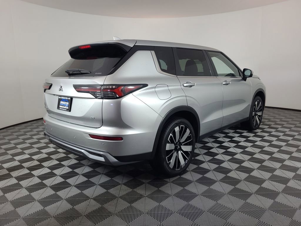 Used 2025 Mitsubishi Outlander AWD image 3
