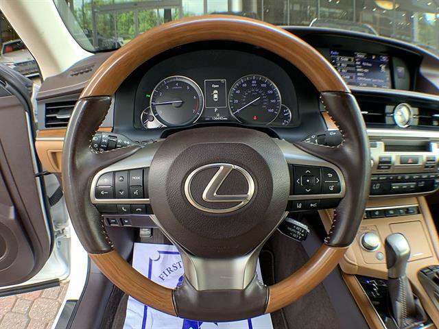 Used 2016 Lexus ES 350 w/ Luxury Package w/Wood Trim FWD image 6