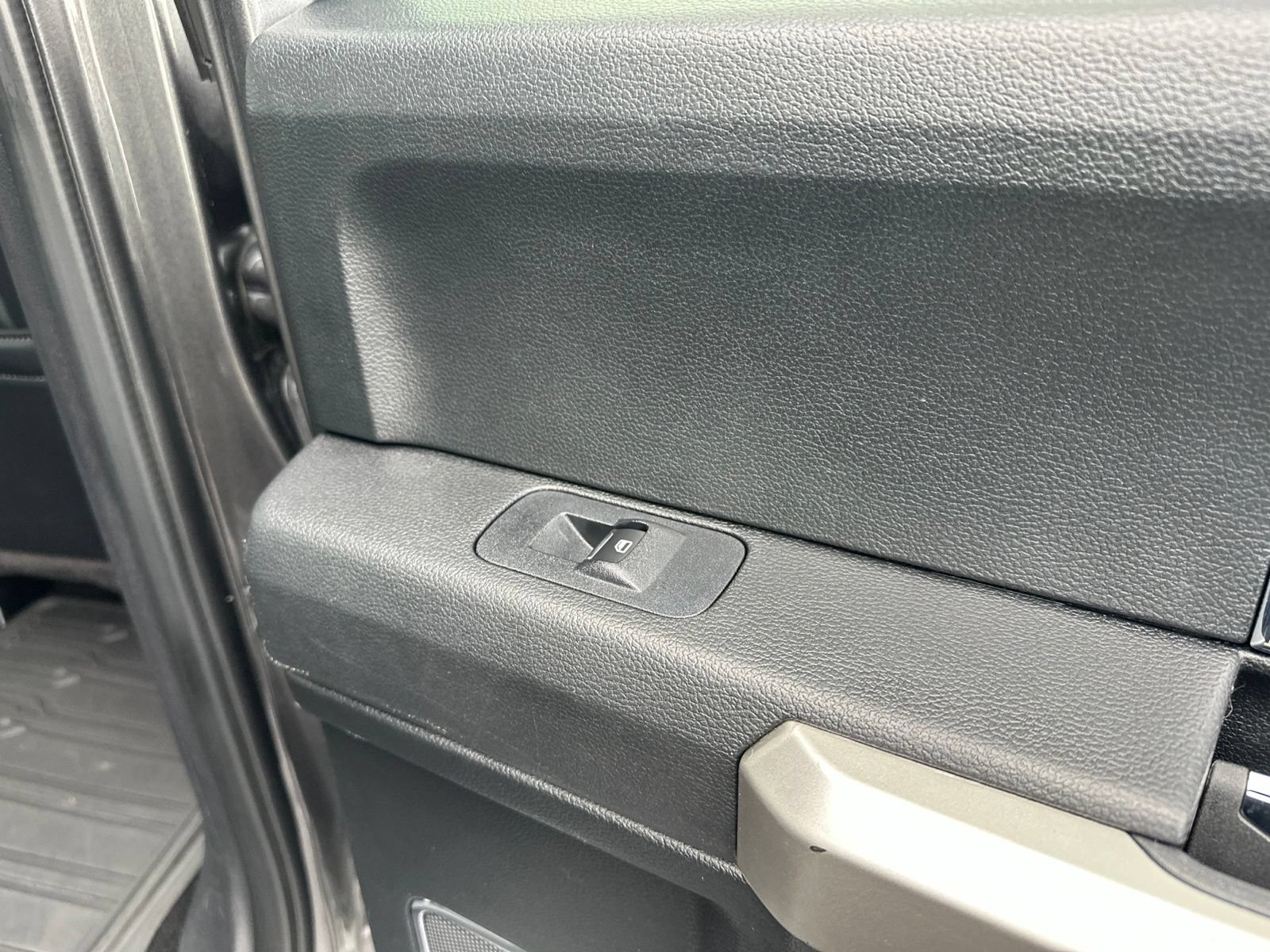 Used 2019 Ford F150 Lariat w/ Equipment Group 502A Luxury AWD/4WD image 39