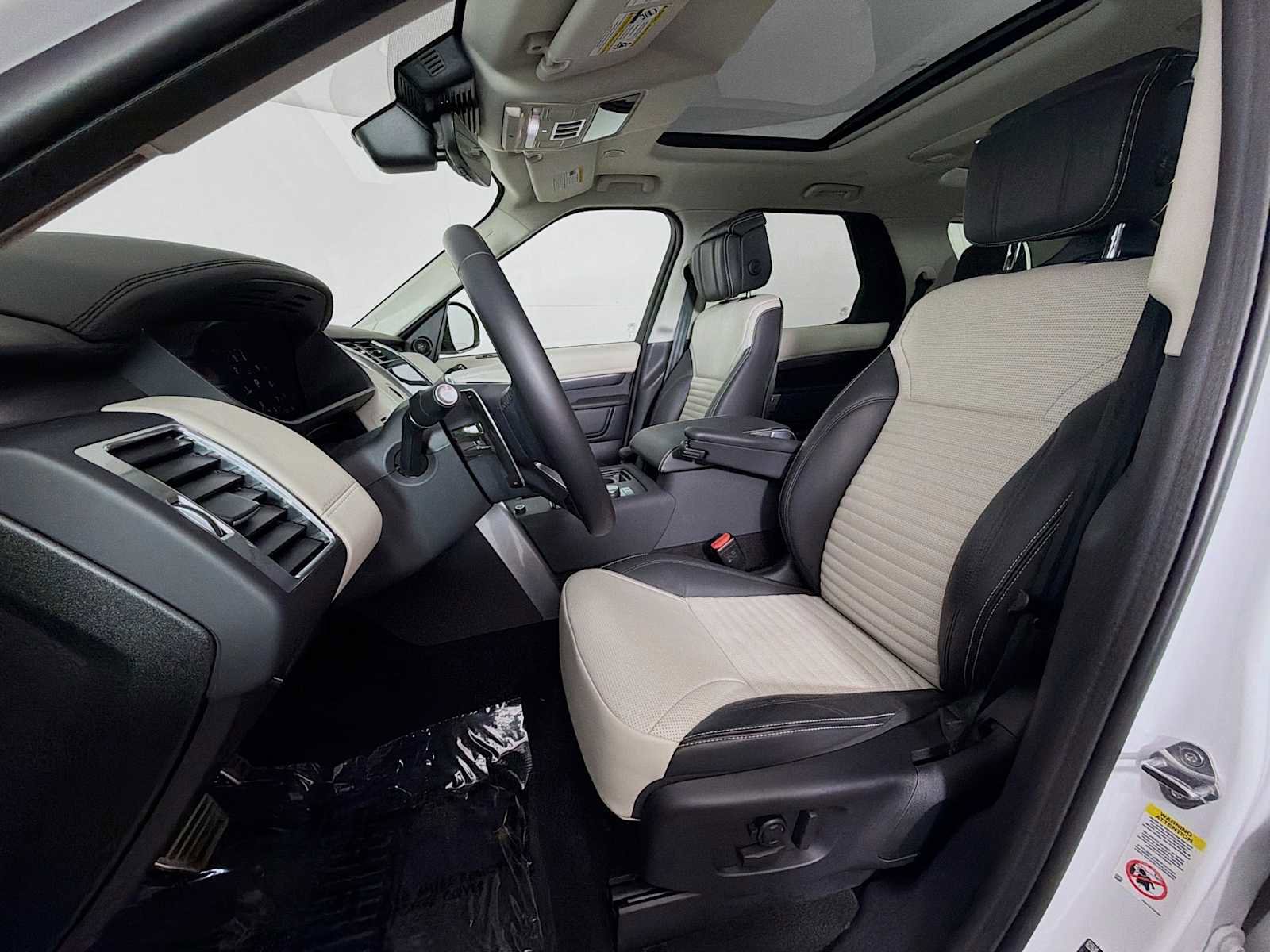 Used 2025 Land Rover Discovery Metropolitan Edition image 11