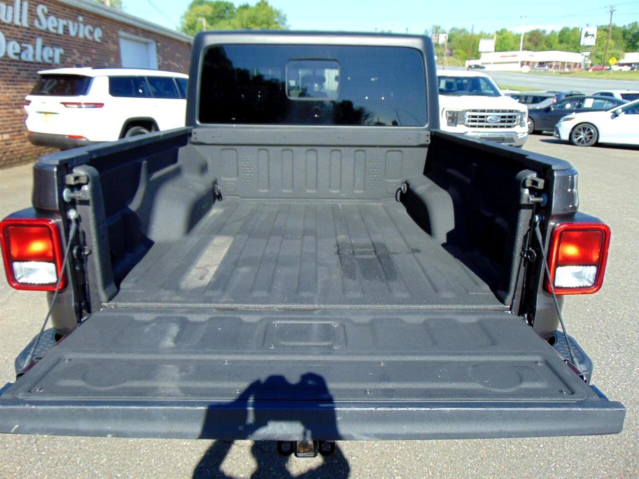 Used 2023 Jeep Gladiator Sport image 10