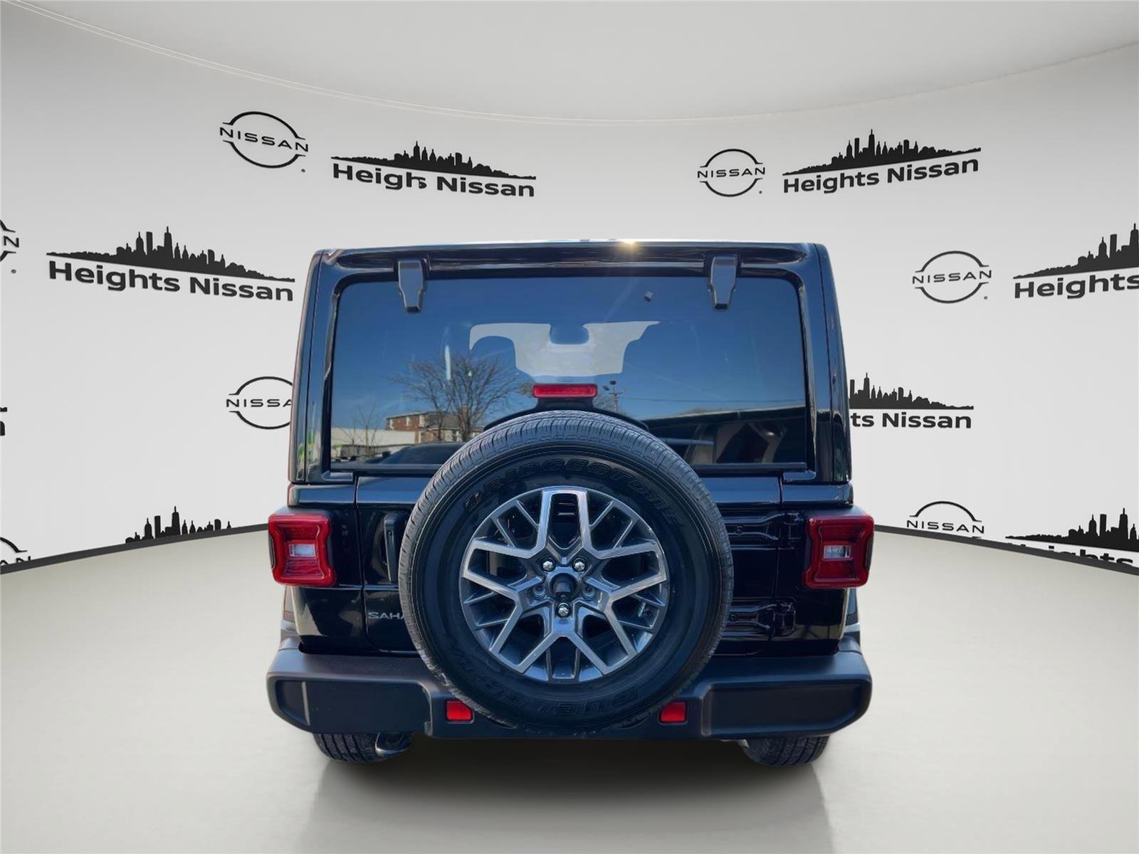 Used 2025 Jeep Wrangler Sahara image 7