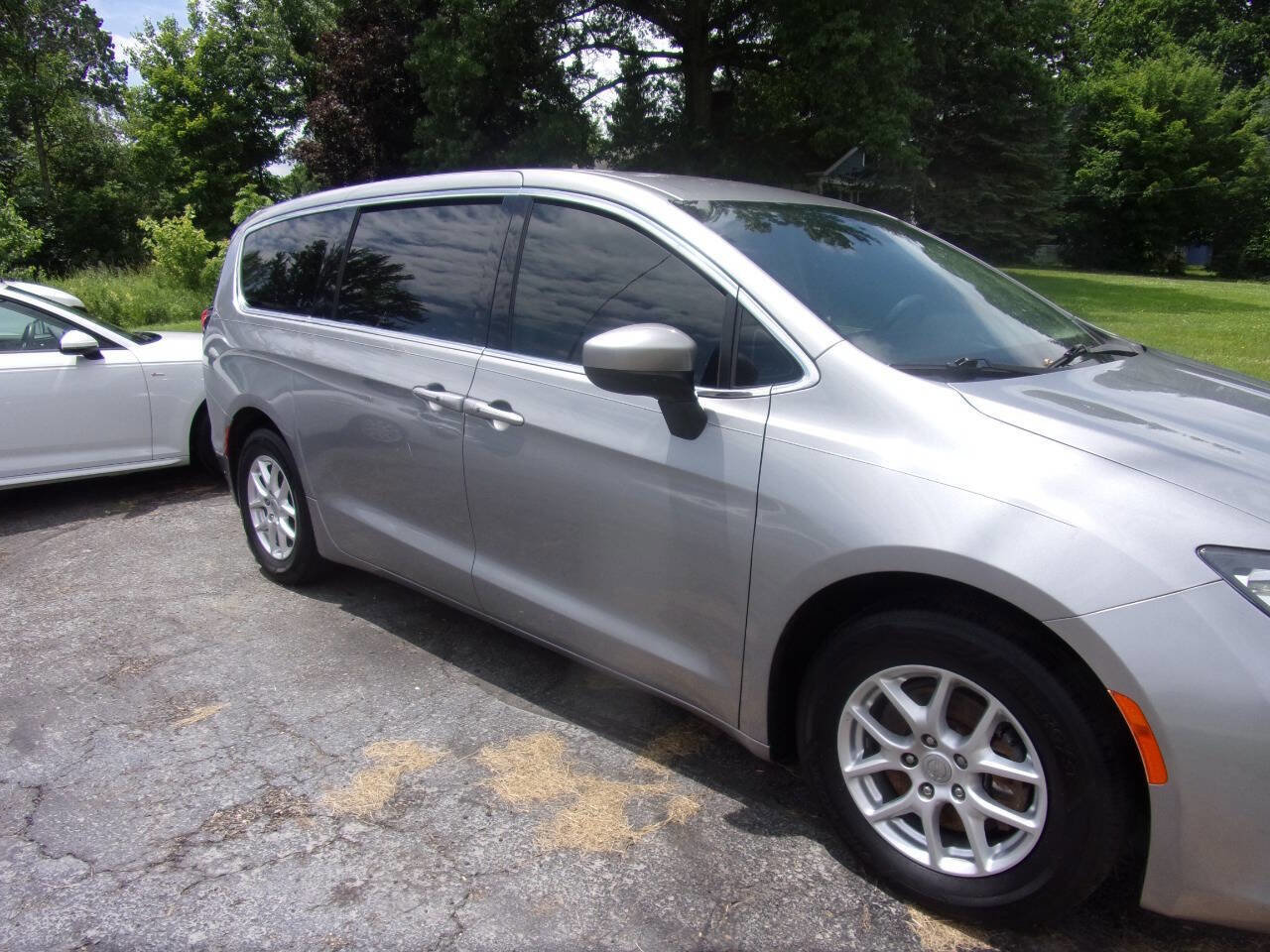 Used 2017 Chrysler Pacifica Touring image 6