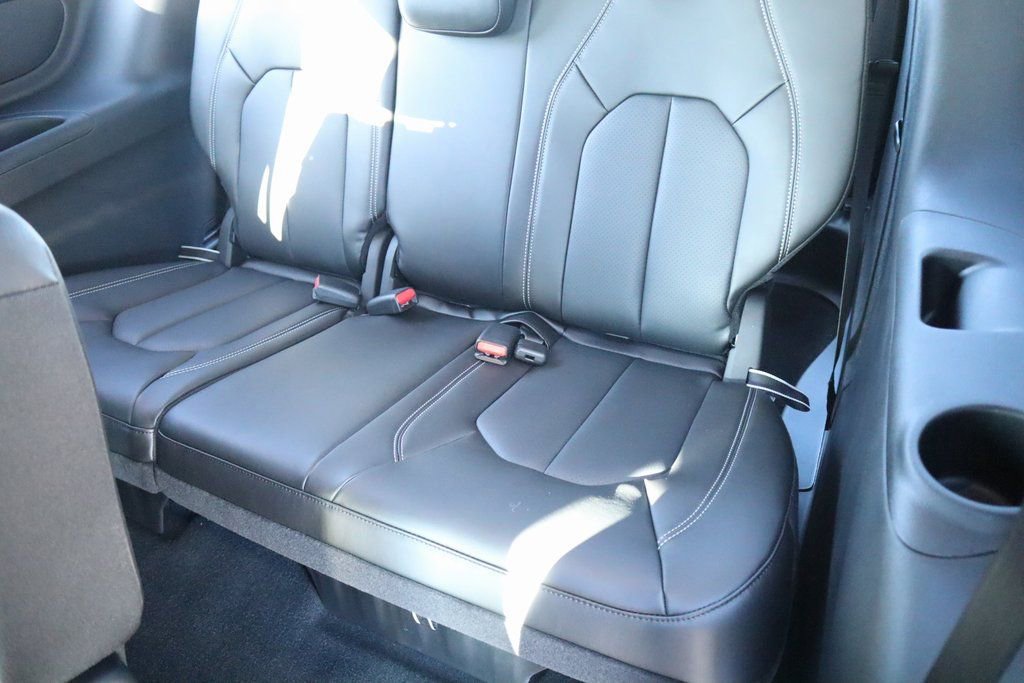 New 2026 Chrysler Pacifica Select FWD image 12