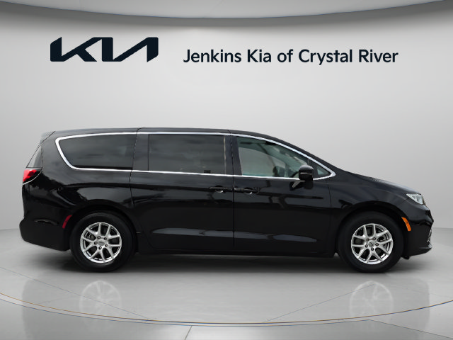 Used 2024 Chrysler Pacifica Touring-L FWD image 4