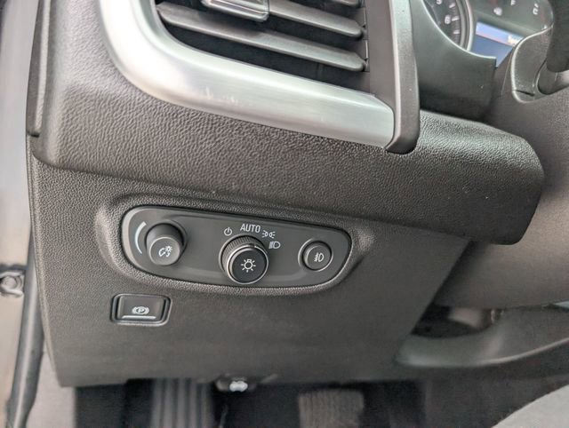 Used 2024 GMC Terrain SLT image 12