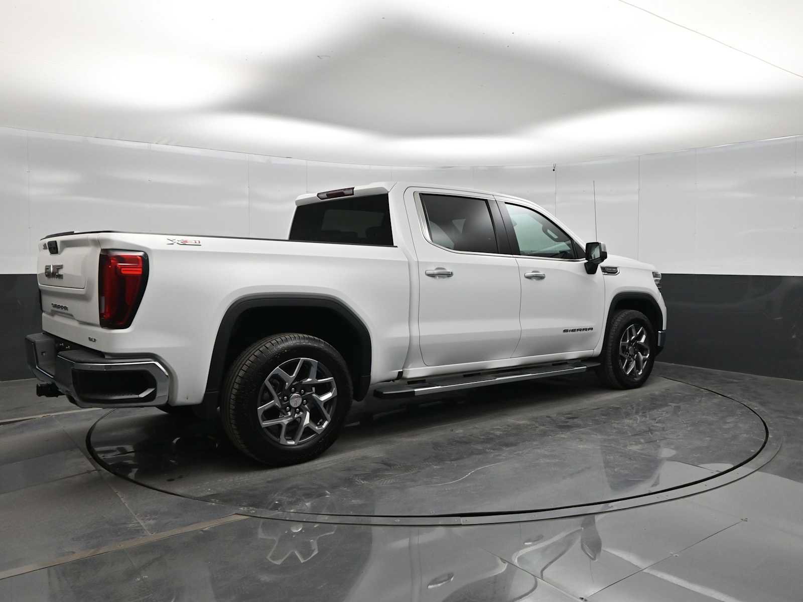 Used 2023 GMC Sierra 1500 SLT w/ SLT Premium Package AWD/4WD image 7