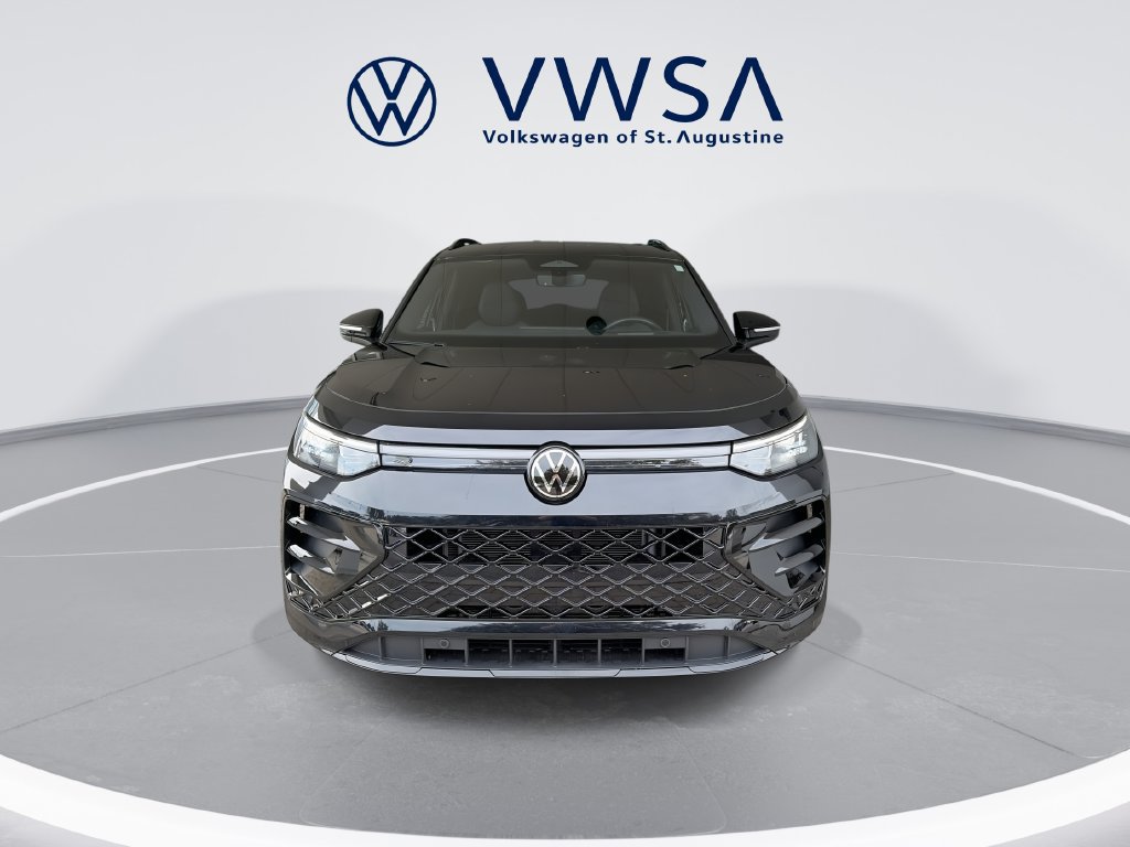 Certified 2025 Volkswagen Tiguan SE R-Line FWD image 2