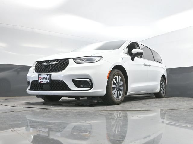 Used 2023 Chrysler Pacifica Touring-L FWD image 47