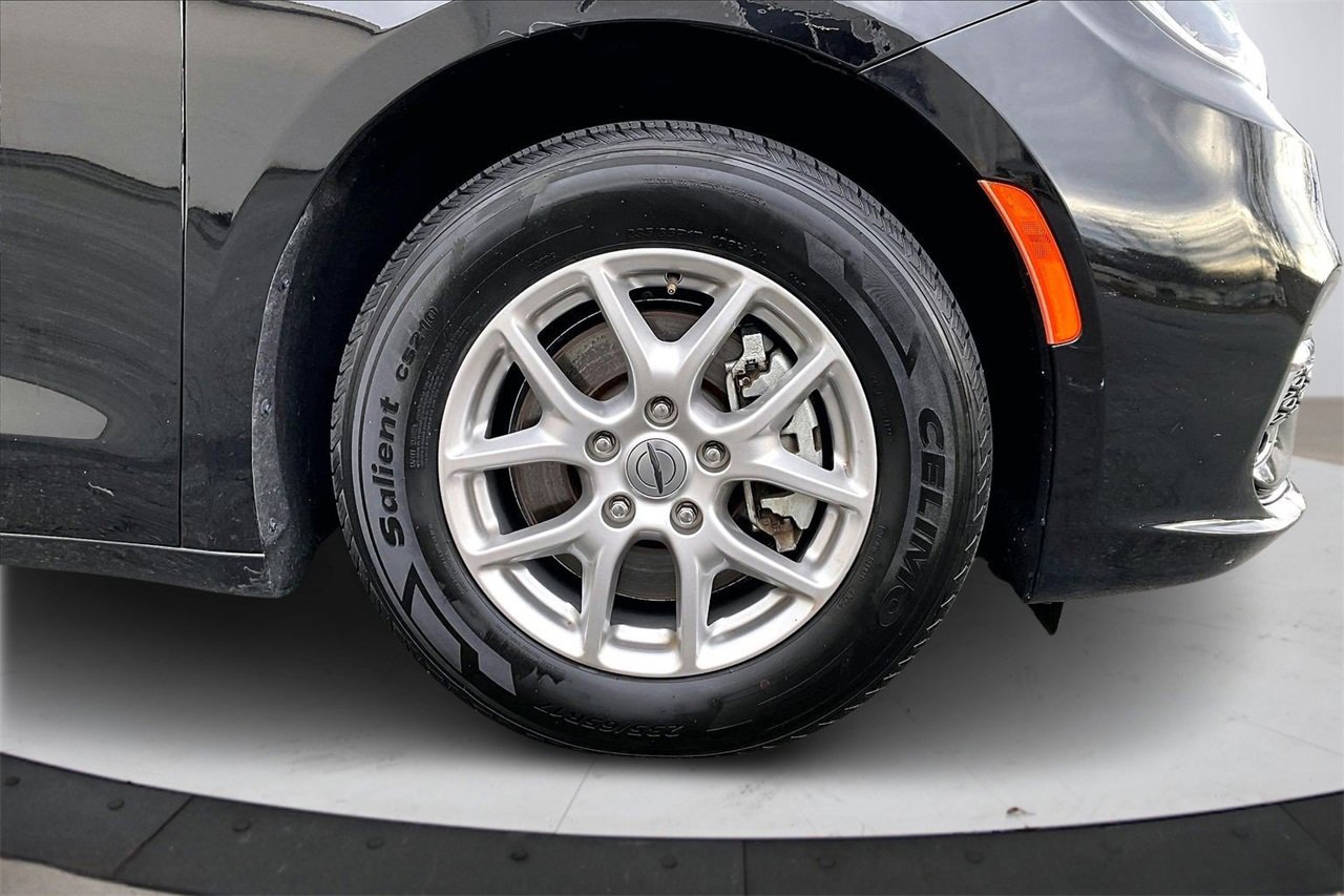 Certified 2024 Chrysler Pacifica Touring-L image 33