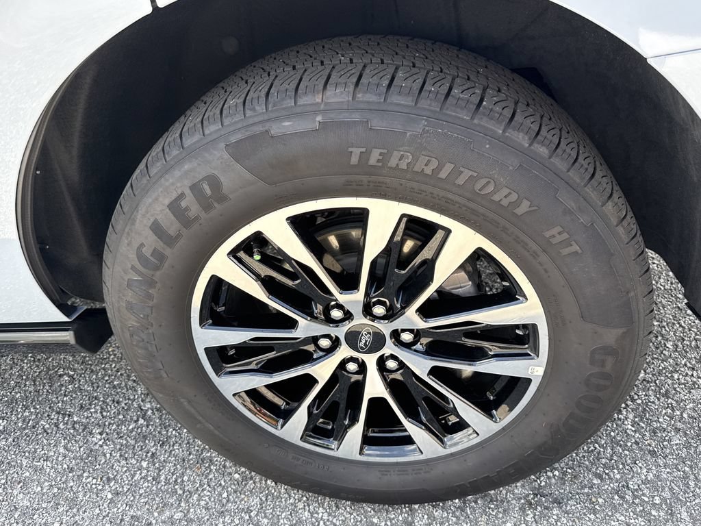 Used 2025 Ford Expedition Platinum AWD/4WD image 19