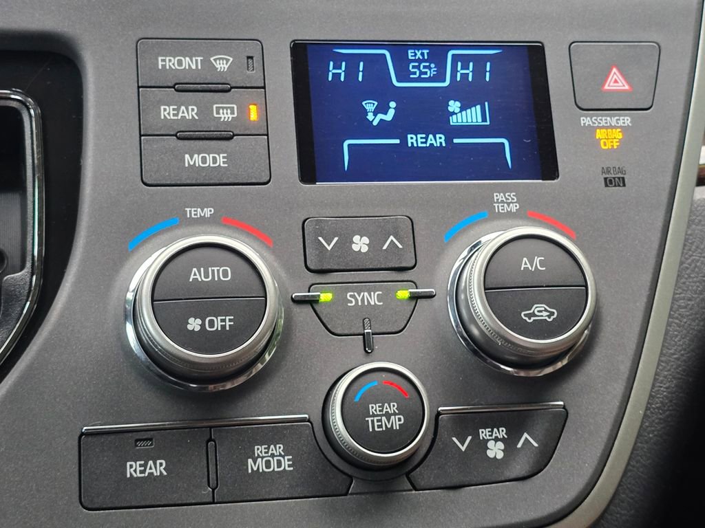 Used 2020 Toyota Sienna Limited image 41