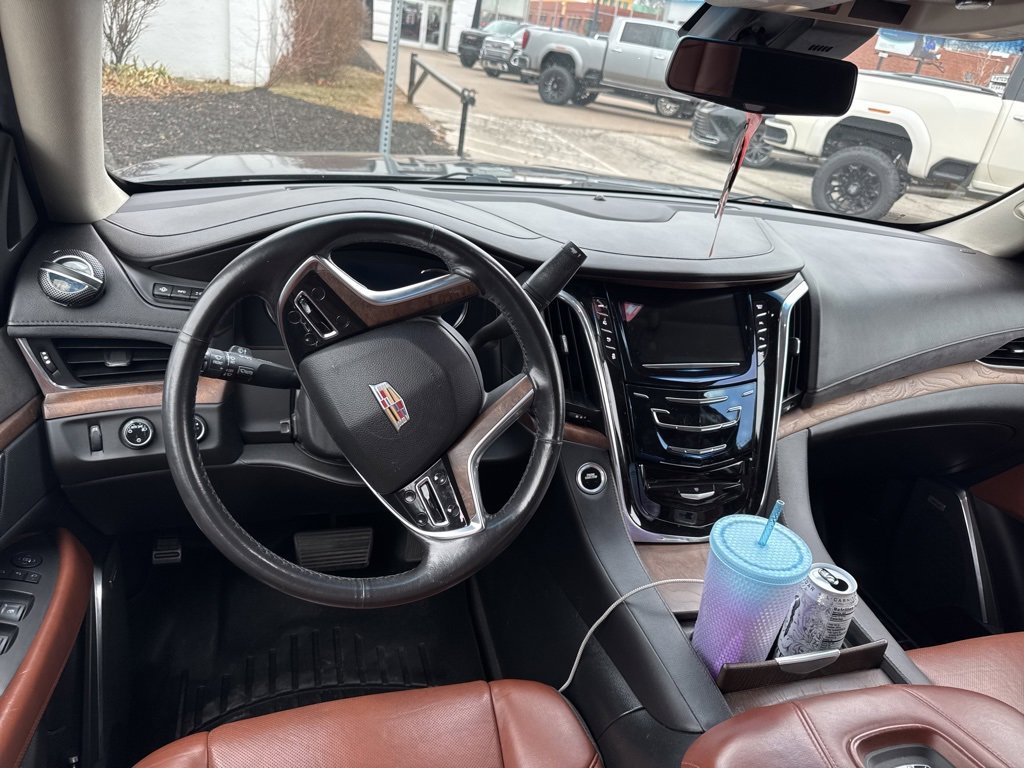 Used 2017 Cadillac Escalade Luxury image 3