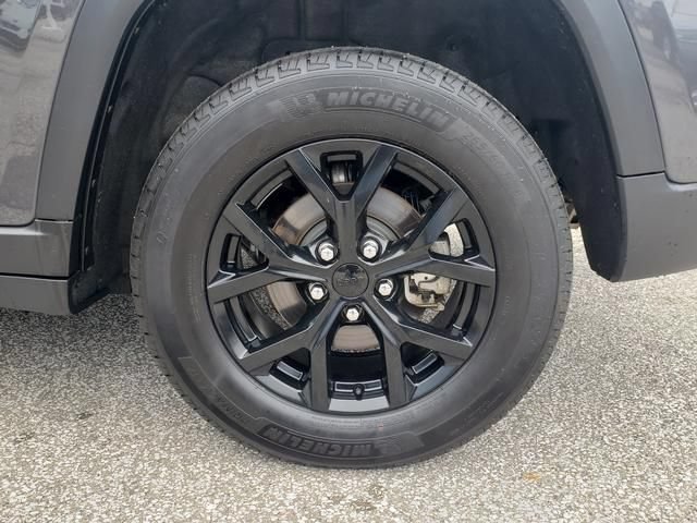 Used 2024 Jeep Grand Cherokee Altitude AWD/4WD image 33