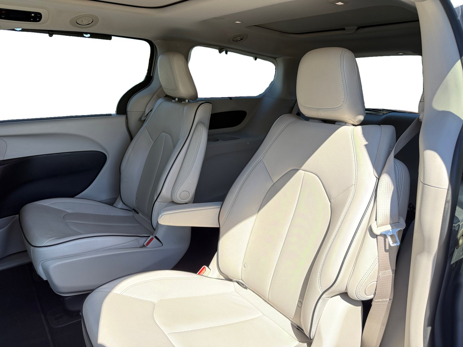 Used 2018 Chrysler Pacifica Limited w/ Advanced Safetytec Group FWD image 16