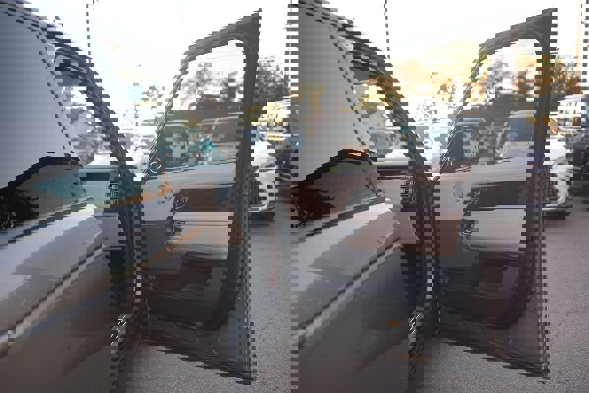 Used 2020 Land Rover Range Rover HSE image 25