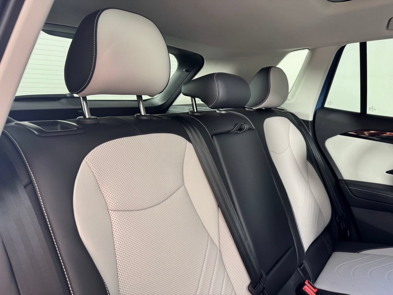 Used 2025 Volkswagen Tiguan SE w/ Panoramic Sunroof Package AWD/4WD image 37