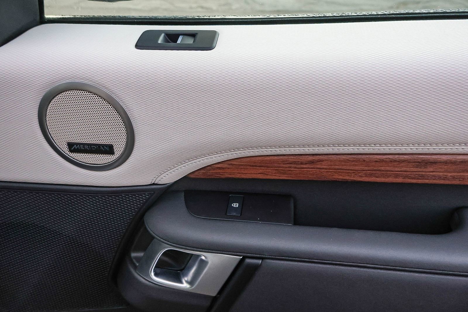 Used 2024 Land Rover Discovery Dynamic SE image 18