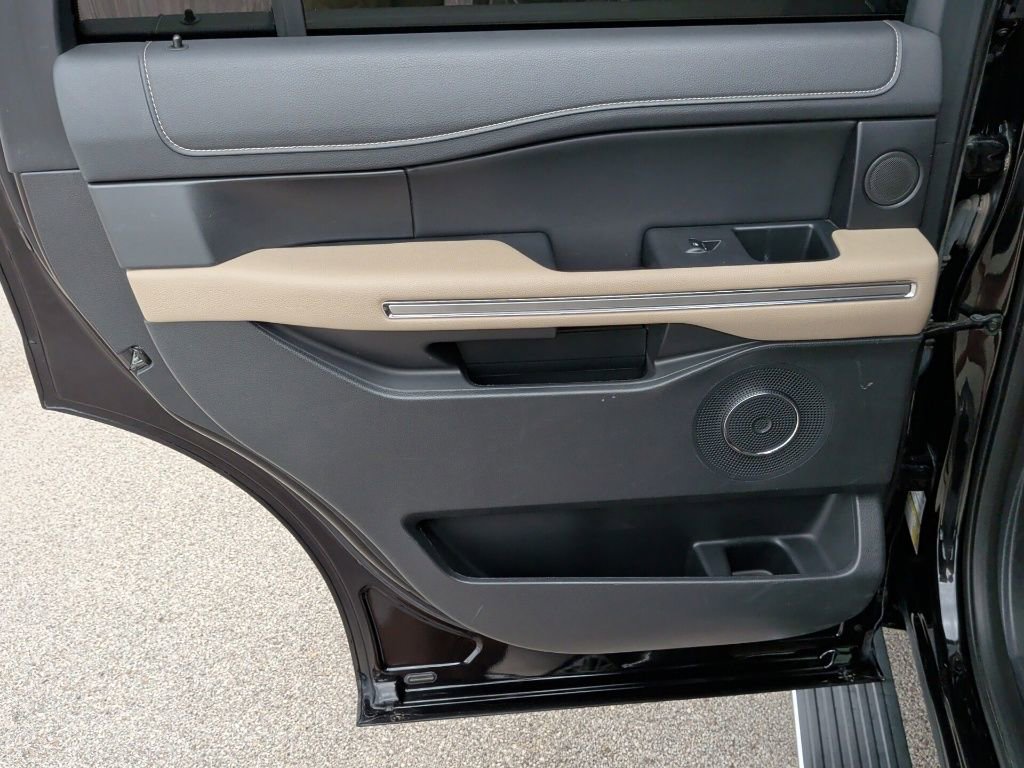 Used 2023 Ford Expedition Limited image 39