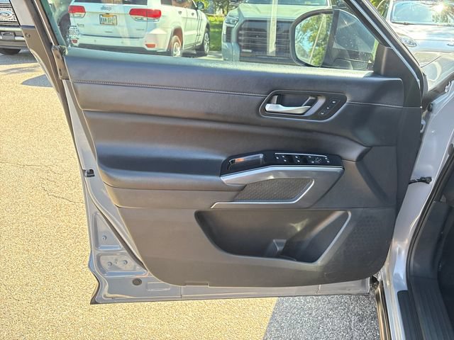 Used 2023 Nissan Pathfinder SL AWD/4WD image 7
