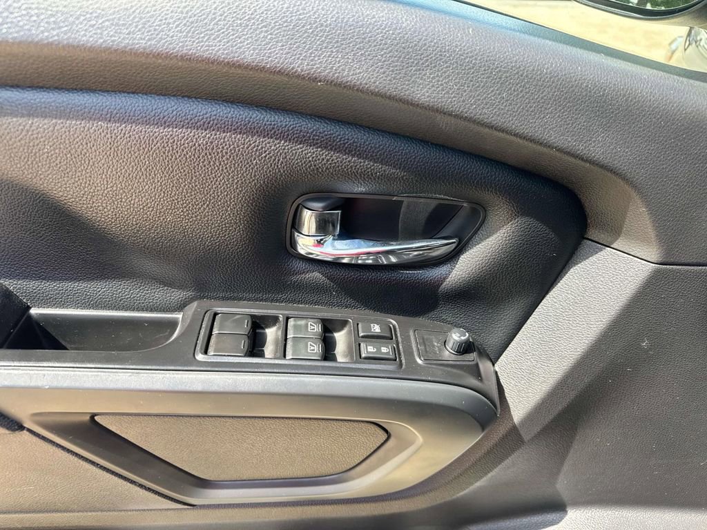 Used 2018 Nissan Titan SV w/ SV Convenience Package image 18