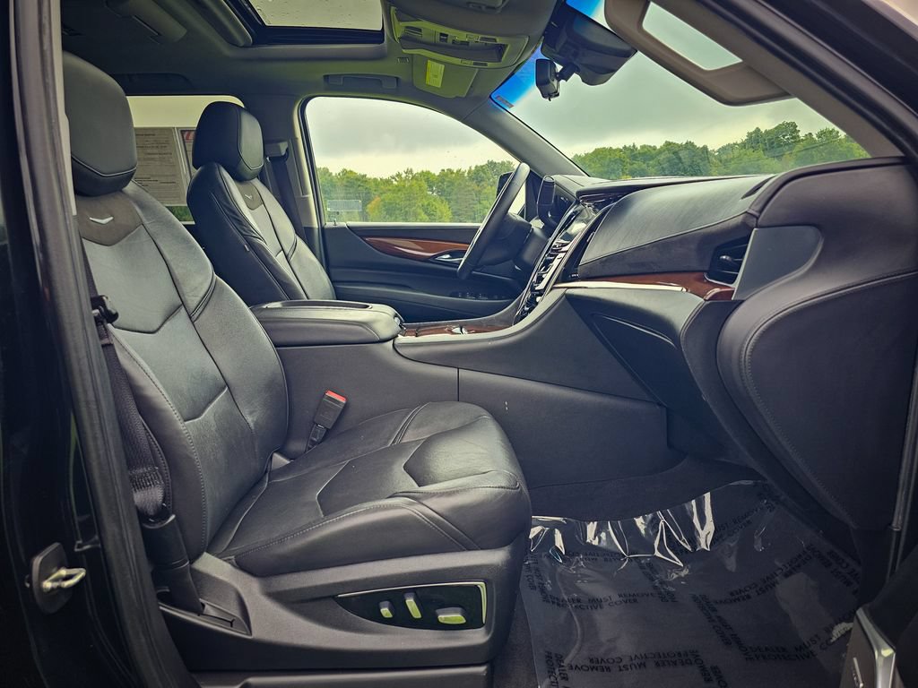 Used 2020 Cadillac Escalade Luxury w/ Escalade Sport Edition RWD image 48