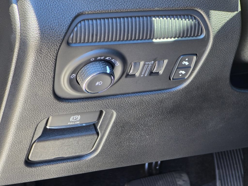 Used 2025 Jeep Grand Wagoneer 4WD image 39