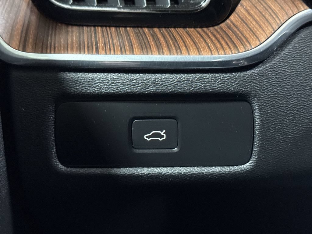 Used 2023 Volvo XC60 B5 Plus FWD image 19