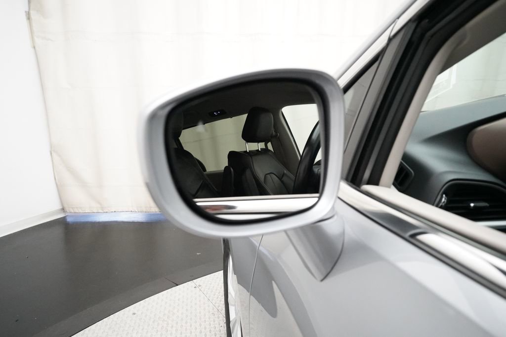 Used 2018 Chrysler Pacifica Touring-L image 26