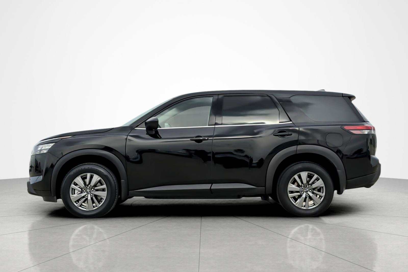 Used 2025 Nissan Pathfinder S image 2