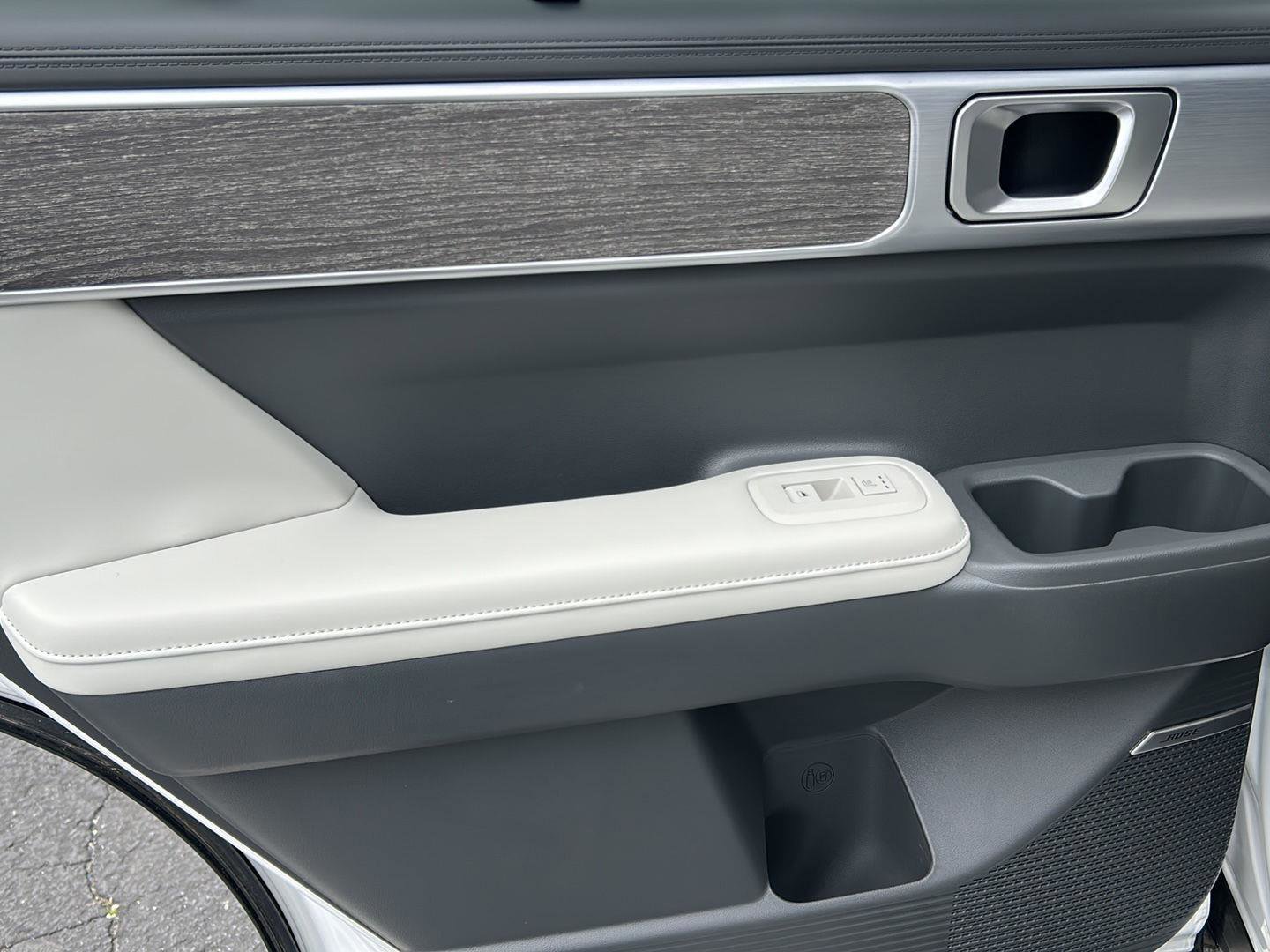 Certified 2025 Hyundai Santa Fe Limited AWD/4WD image 18