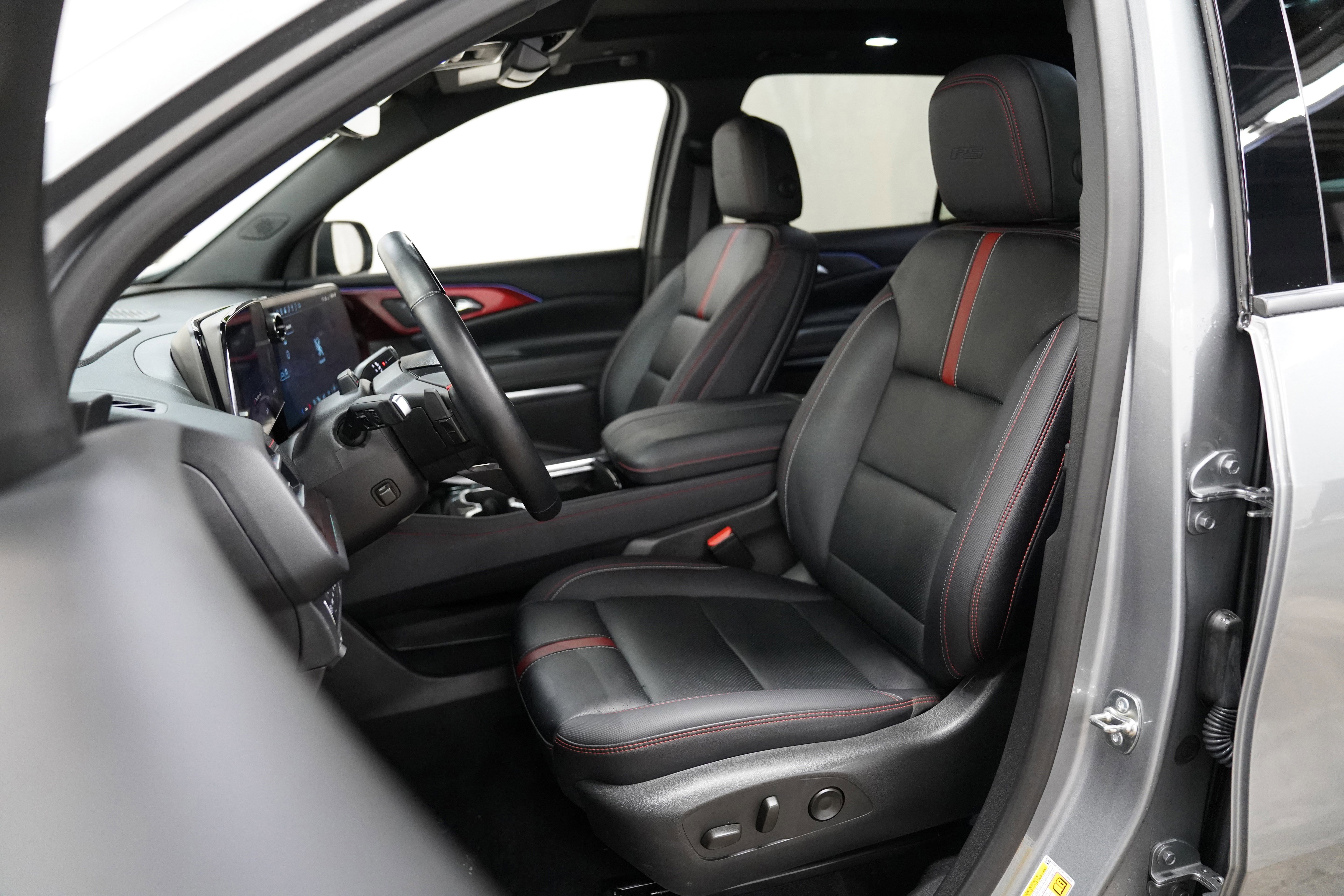 Used 2025 Chevrolet Traverse RS image 4