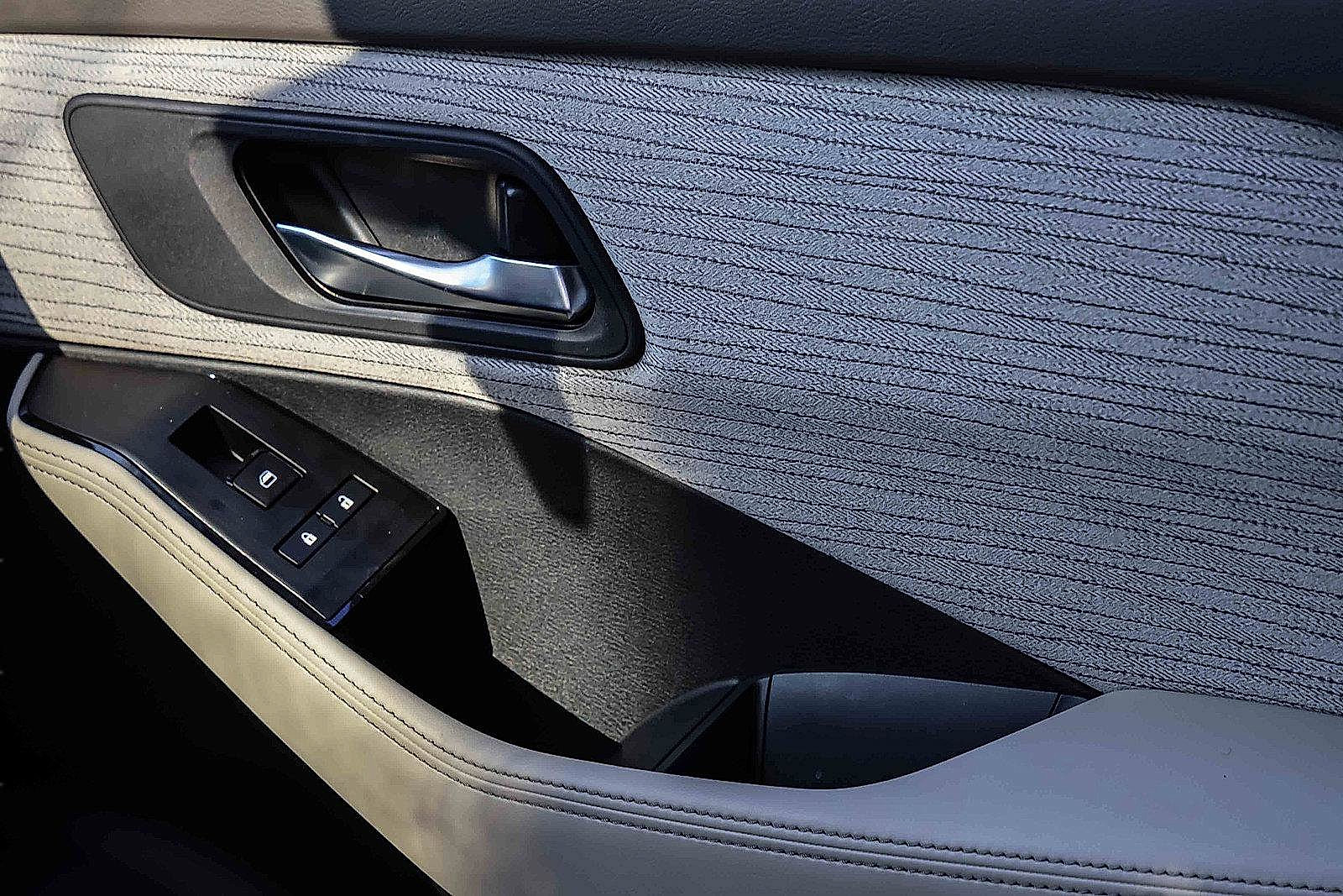 Used 2023 Nissan Rogue SV image 17