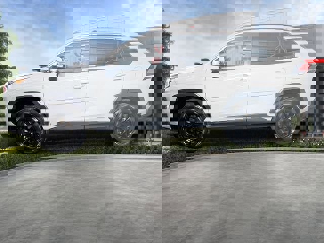 Used 2021 Toyota RAV4 XLE w/ Convenience Package AWD/4WD image 4