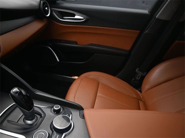 Used 2019 Alfa Romeo Giulia Base image 13