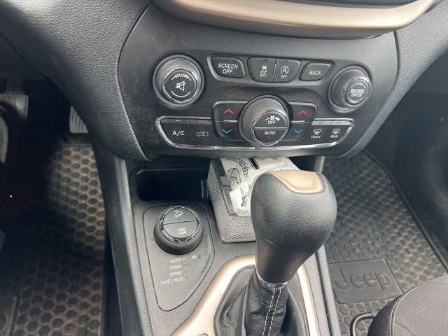 Used 2015 Jeep Cherokee Latitude w/ Comfort/Convenience Group image 9