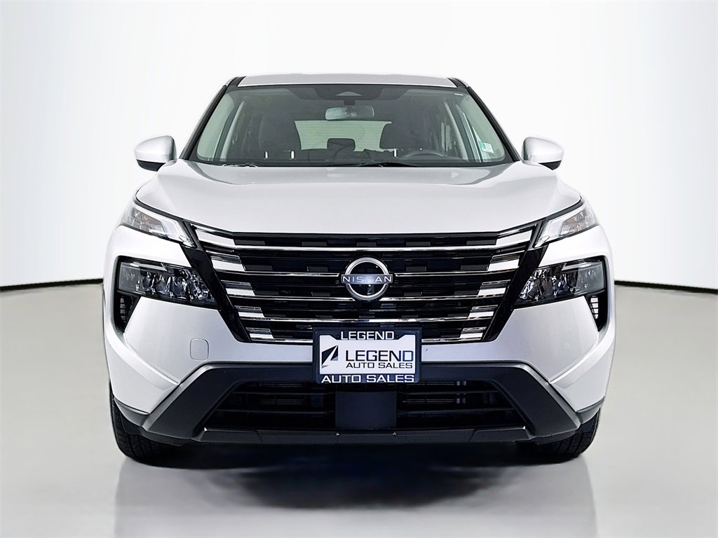 Used 2024 Nissan Rogue SV image 2