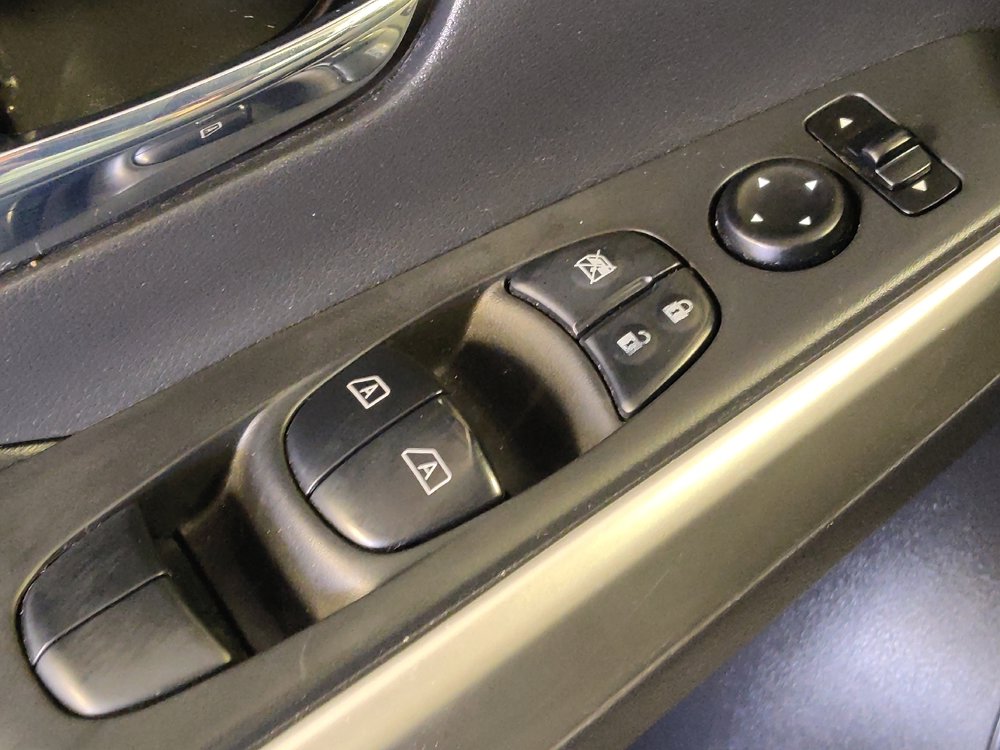 Used 2018 Nissan Kicks SR w/ Premium Package FWD image 27