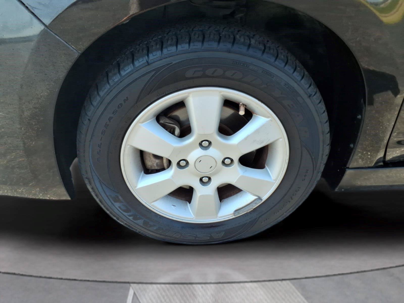 Used 2010 Nissan Versa Hatchback FWD image 9