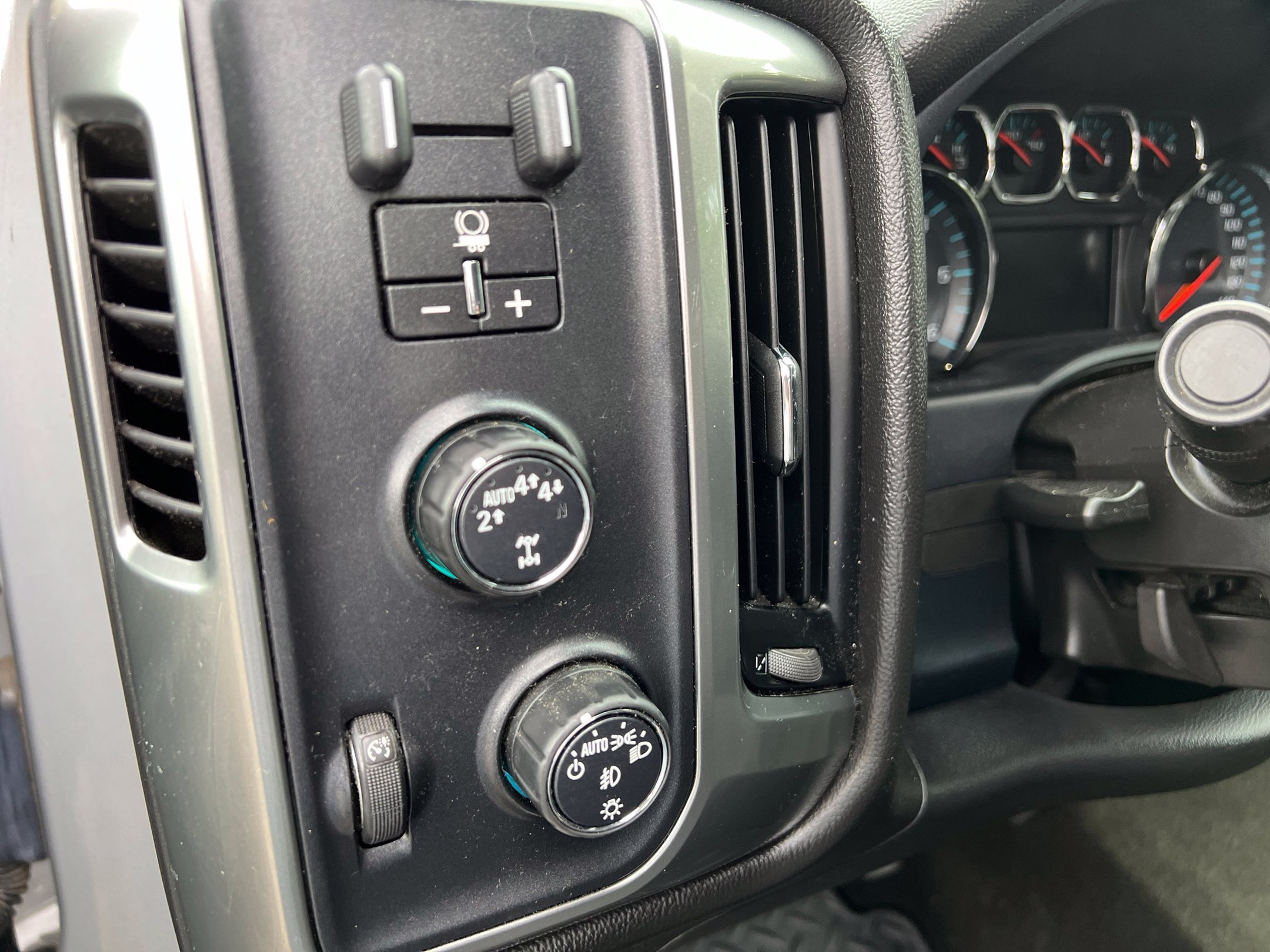 Used 2018 Chevrolet Silverado 1500 LT w/ Redline Edition AWD/4WD image 19